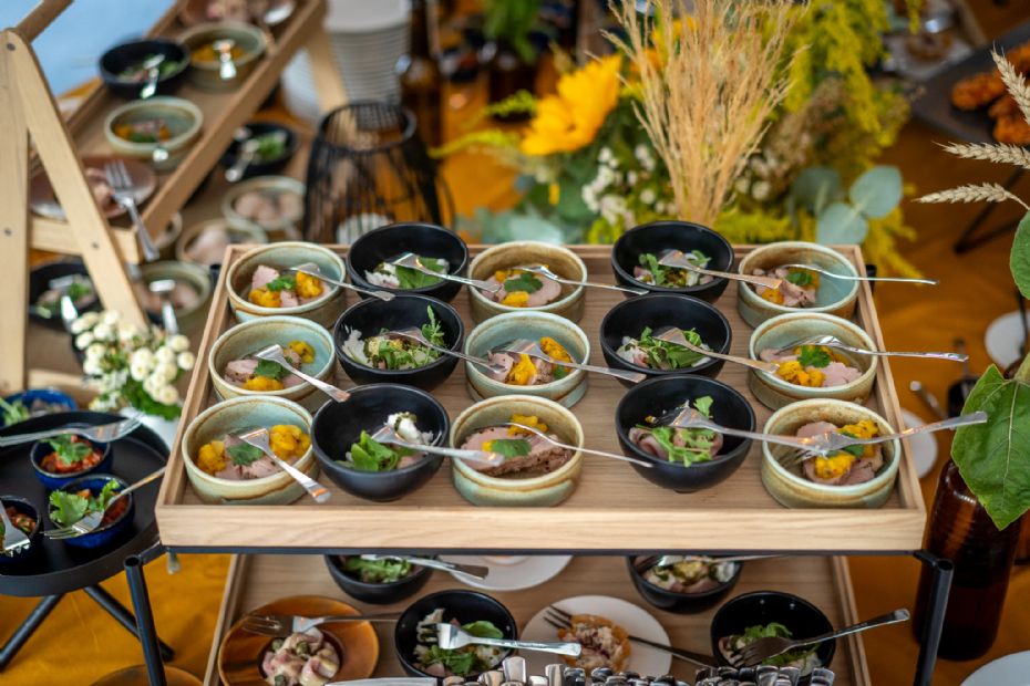 Proč hosté milují jednohubky? Trend, který ovládl catering
