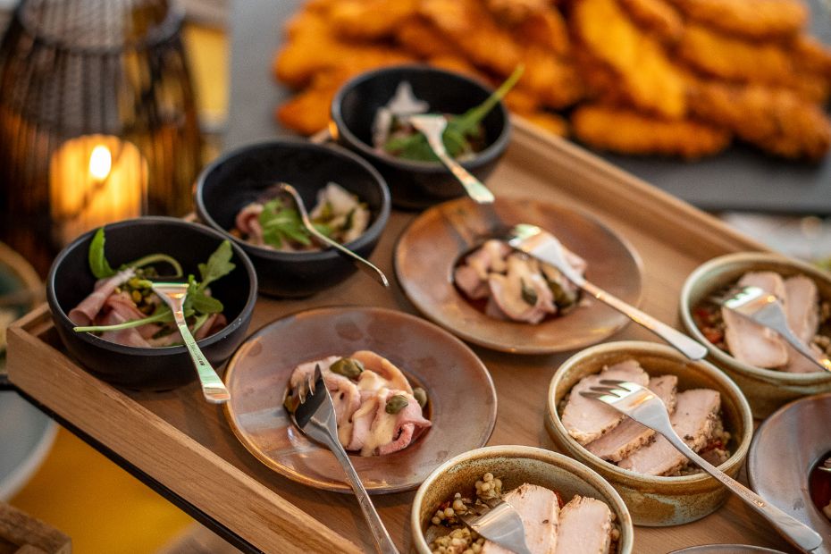 Proč hosté milují jednohubky? Trend, který ovládl catering