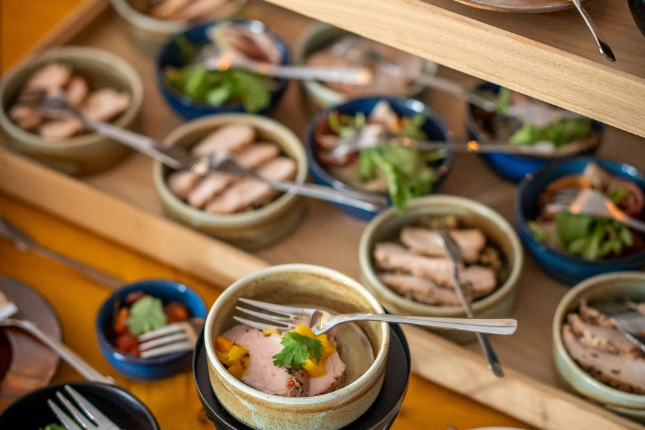 Proč hosté milují jednohubky? Trend, který ovládl catering