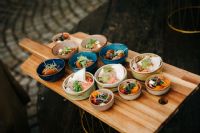 Proč hosté milují jednohubky? Trend, který ovládl catering