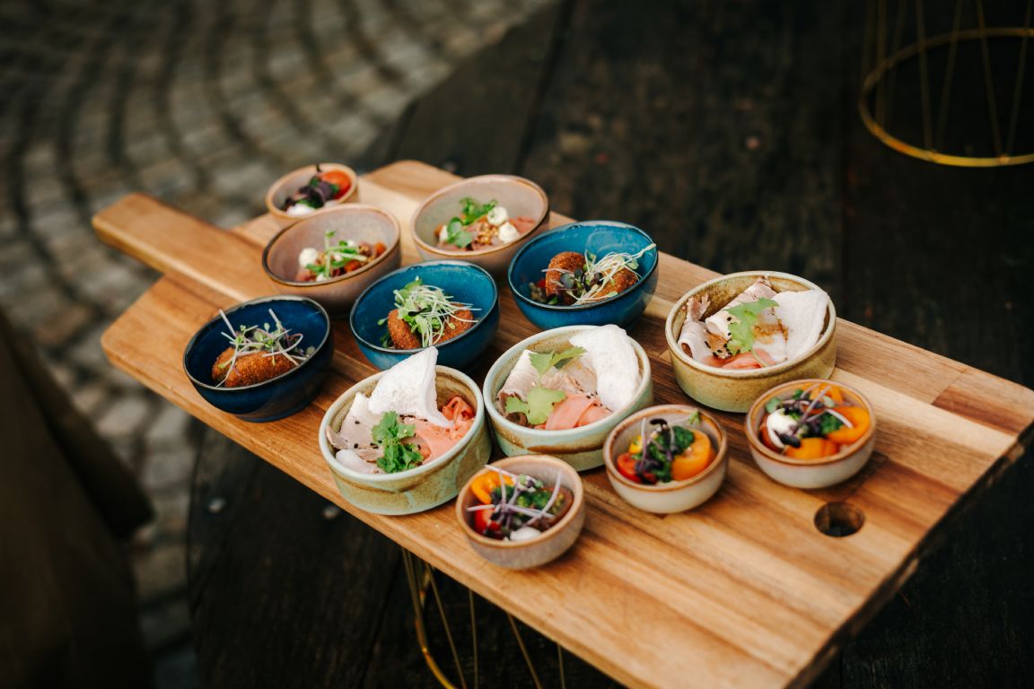 Proč hosté milují jednohubky? Trend, který ovládl catering